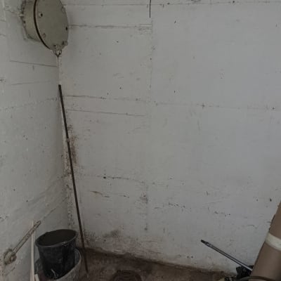 כלי עבודה של אינסטלטור, דלי וצינורות על הרצפה