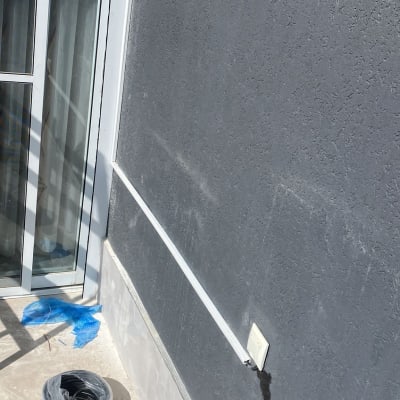 חוטים וכלים ליד קיר עם צל של סוכך