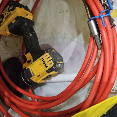 כלי עבודה וצינור אדום בתחום האינסטלציה