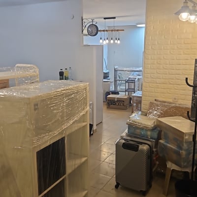 חפצים ארוזים בניילון לקראת מעבר דירה