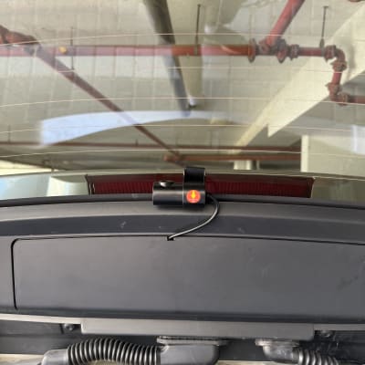 מצלמת רכב מותקנת על חלון אחורי עם כבל חשמל