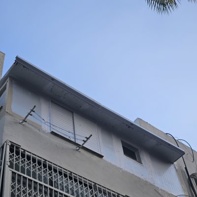 חזית בניין עם חלונות וסורגים