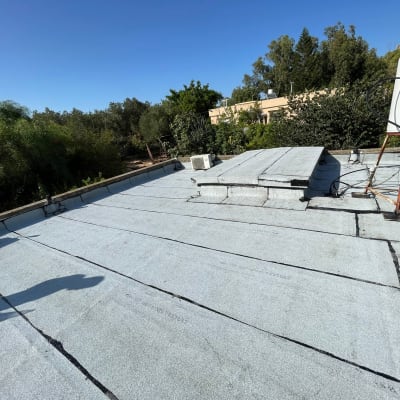 גג אטום ביריעות ביטומניות עם חיבורים גלויים