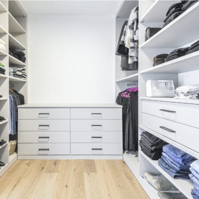 ארון בגדים עם מדפים ומגירות, בגדים מקופלים