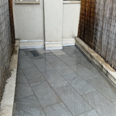 מרפסת מרוצפת שעברה עבודות איטום במפגשי ריצוף וקיר