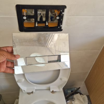תמונה של אסלה עם מכסה פתוח ותיקון מנגנון הדחה