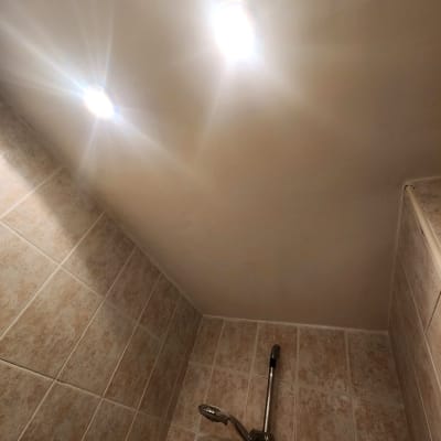 תאורה בתקרה עם אריחי קיר במקלחת