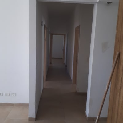 מסדרון עם קירות צבועים ולכלוך קל על הקיר