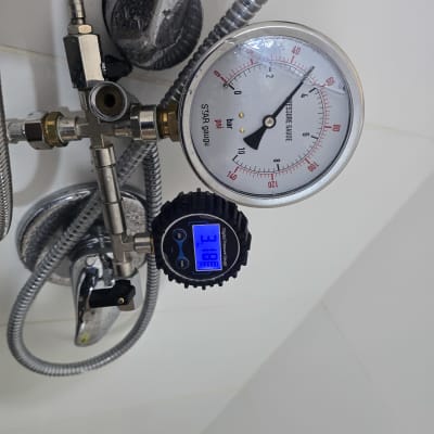 מד לחץ מים עם צינורות וחיבורים