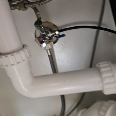 צינורות מתחת לכיור עם ברזים וחיבורים