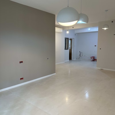 קירות צבועים, דלי צבע על הרצפה