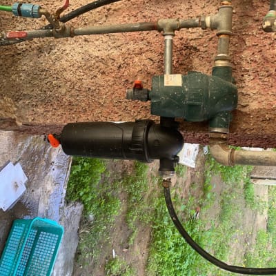 צנרת מים עם ברזים ומד מים על קיר