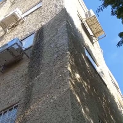 יחידות מיזוג אוויר מותקנות על קיר חיצוני של בניין