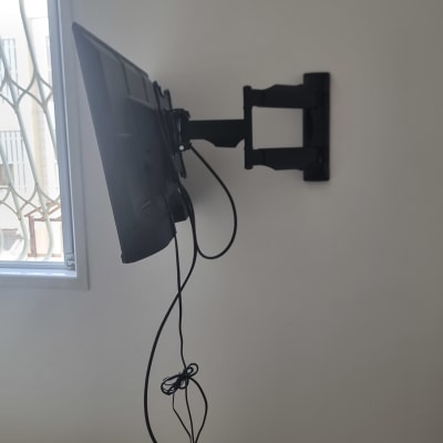 מסך תלוי על קיר עם כבלים משתלשלים