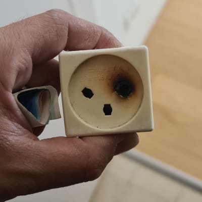 שקע חשמלי עם סימני שריפה