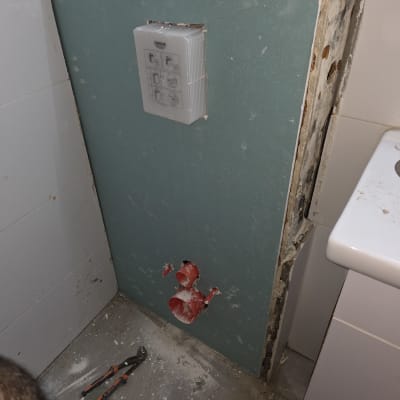 עבודת אינסטלציה עם כלים וצנרת בקיר