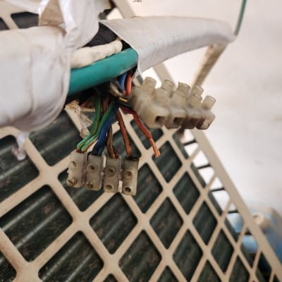 חוטי חשמל מחוברים לקונקטור פלסטיק