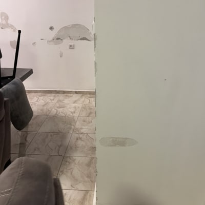 קיר עם תיקוני צבע וטיח