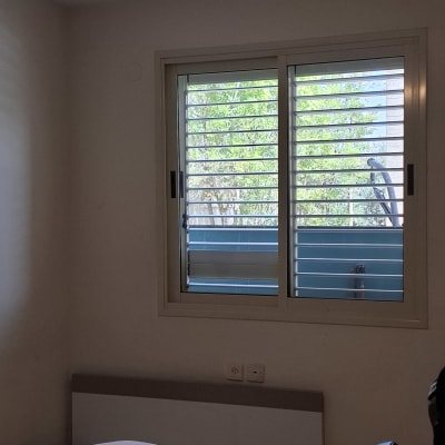 חלון עם תריסים בחדר שינה