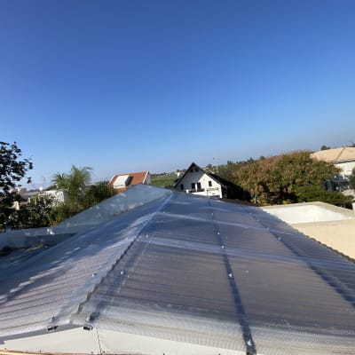 גג מתכת חדש מותקן על מבנה