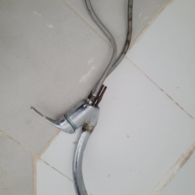 ברז מטבח עם צינורות גמישים מחוברים