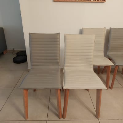 כיסאות מרופדים עם רגלי עץ על רצפה בהירה