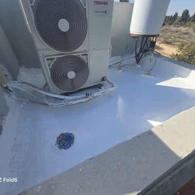 אזור אטום עם מערכת מיזוג אוויר על גג