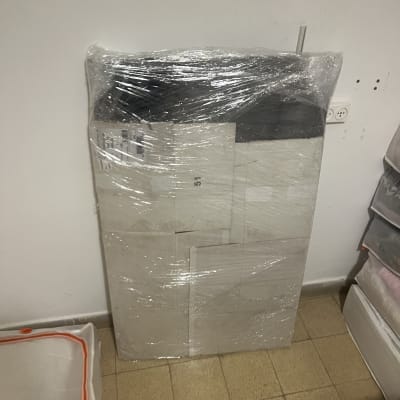 ארון עטוף בניילון מוכן להובלה
