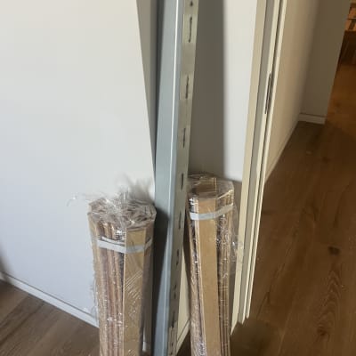 חלקי רהיטים ארוזים בפלסטיק ליד קיר