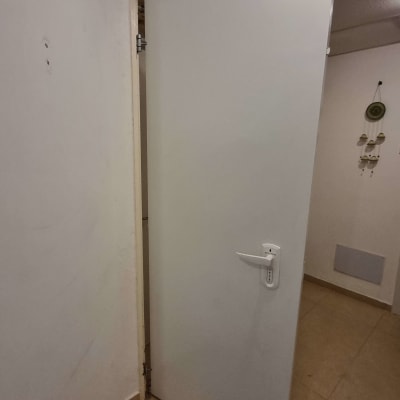 דלת לבנה פתוחה בחדר פנימי