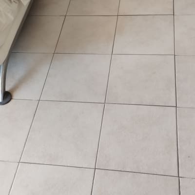 רצפת אריחים עם רגלי ספה וכבלים חשמליים