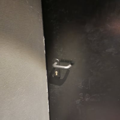 ידית דלת ומנעול על דלת מתכת שחורה