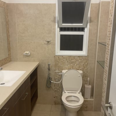 חדר אמבטיה נקי עם שירותים וכיור