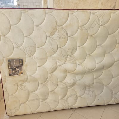 מזרן עם כתמים על מרפסת, מתאים לניקוי ספות