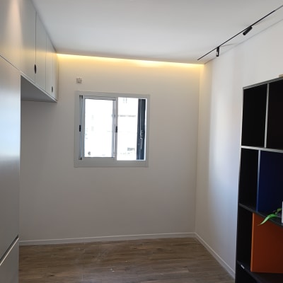 בקבוק ספריי על מדף בחדר עם קירות צבועים