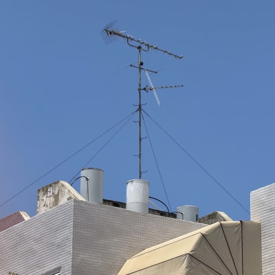 אנטנה על גג עם דודי שמש