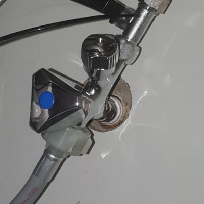 ברז וצינור מחוברים לקיר, עבודה בתחום האינסטלציה