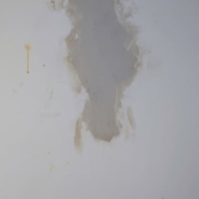 קיר עם תיקון טיח חלקי