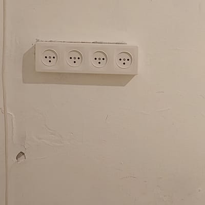 שקעי חשמל מותקנים על קיר לבן