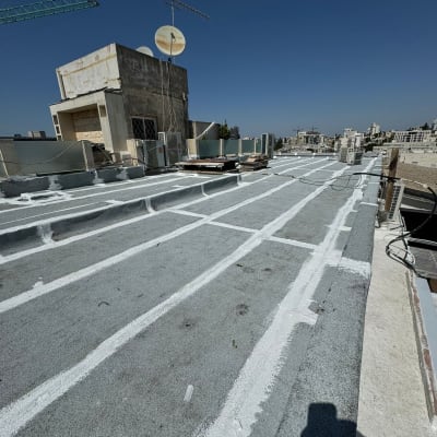 גג עם קווים לבנים לאיטום