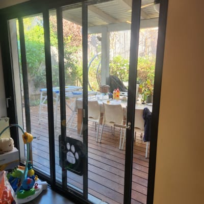 דלת הזזה מאלומיניום עם נוף לחצר