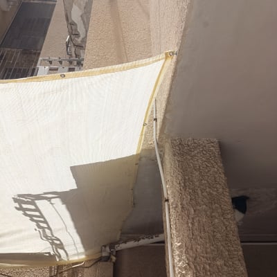 סוכך בד מחובר לקיר עם ברגים