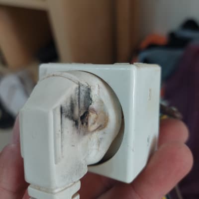 תקע חשמלי שרוף עם סימני פיח