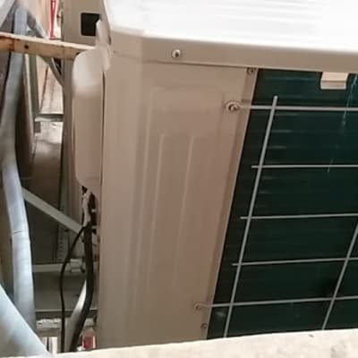 יחידת מזגן חיצונית מותקנת על קיר