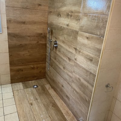 מקלחת עם אריחי עץ, ראש מקלחת ומוט מתכת