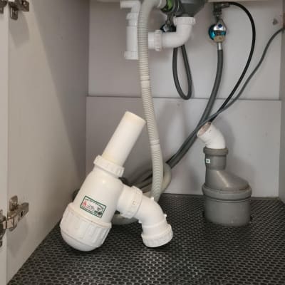 צינורות פלסטיק מתחת לכיור עם מחברים