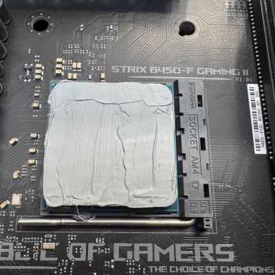 מעבד עם משחה תרמית על לוח אם גיימינג