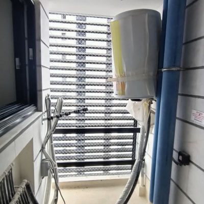 רשת מתכת על חלון למניעת כניסת יונים