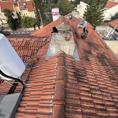 עובדים על גג רעפים עם ארובה וכפפות כתומות
