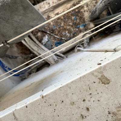 חבל כביסה עם מגבת ומשטח מלוכלך